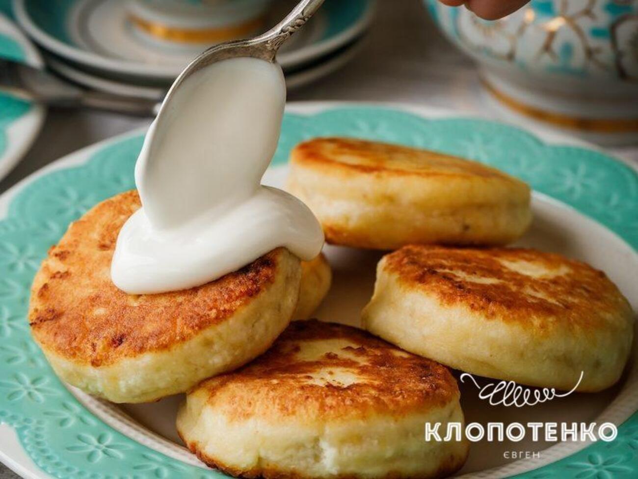 Подавать сырники можно со сметаной