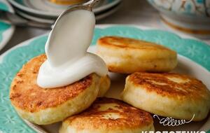 Подавать сырники можно со сметаной