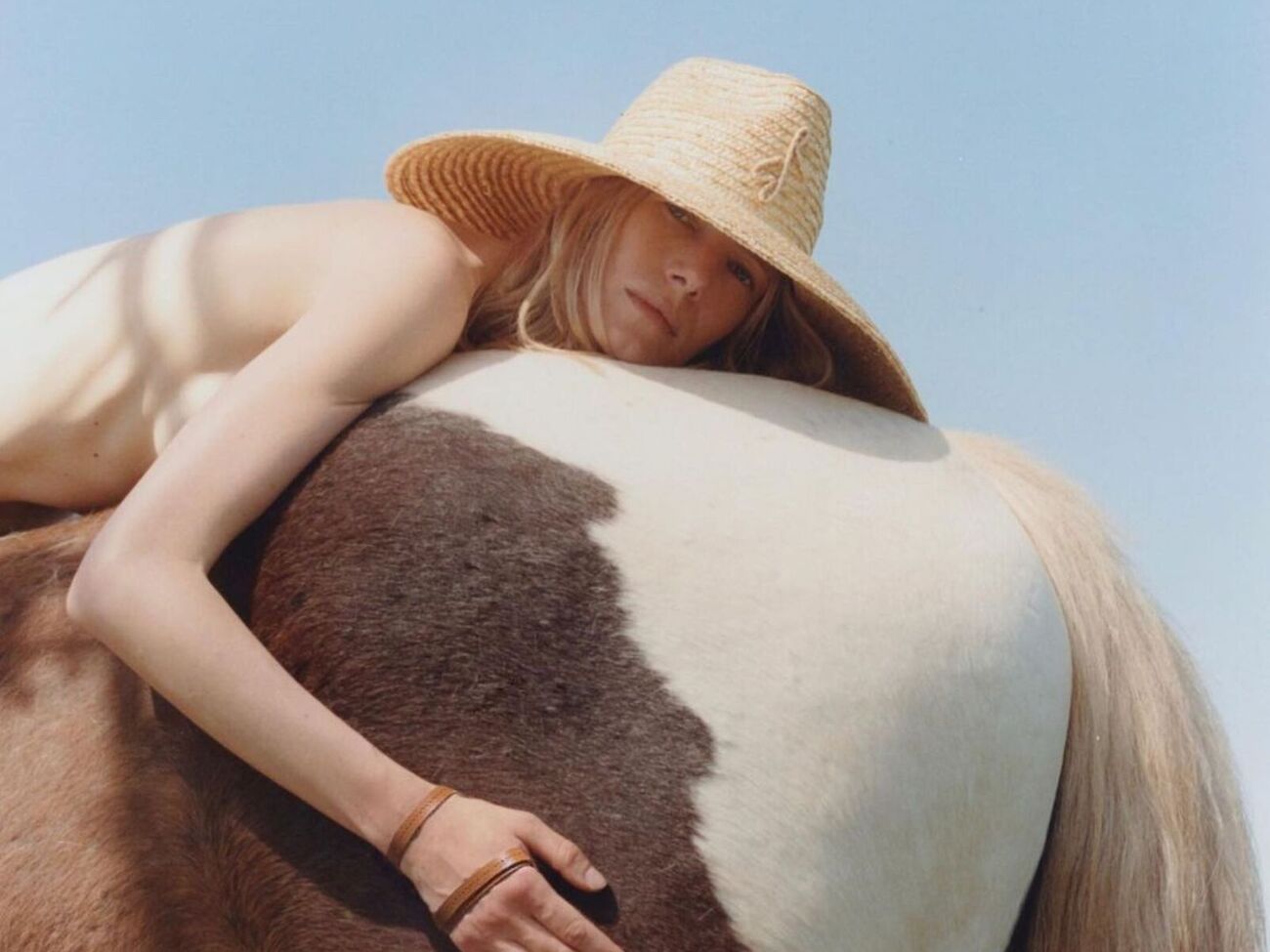 Соломенная шляпа, если затянуть ленту на ее полях, превращается в летнюю сумку