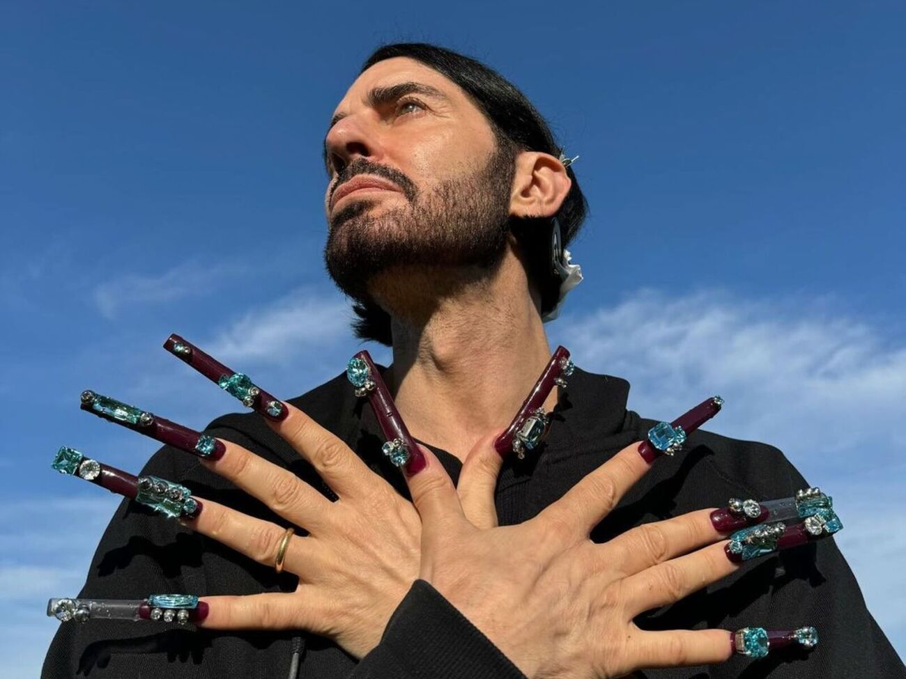 Джейкобс признался, что ему нравится звук, который издают его ногти