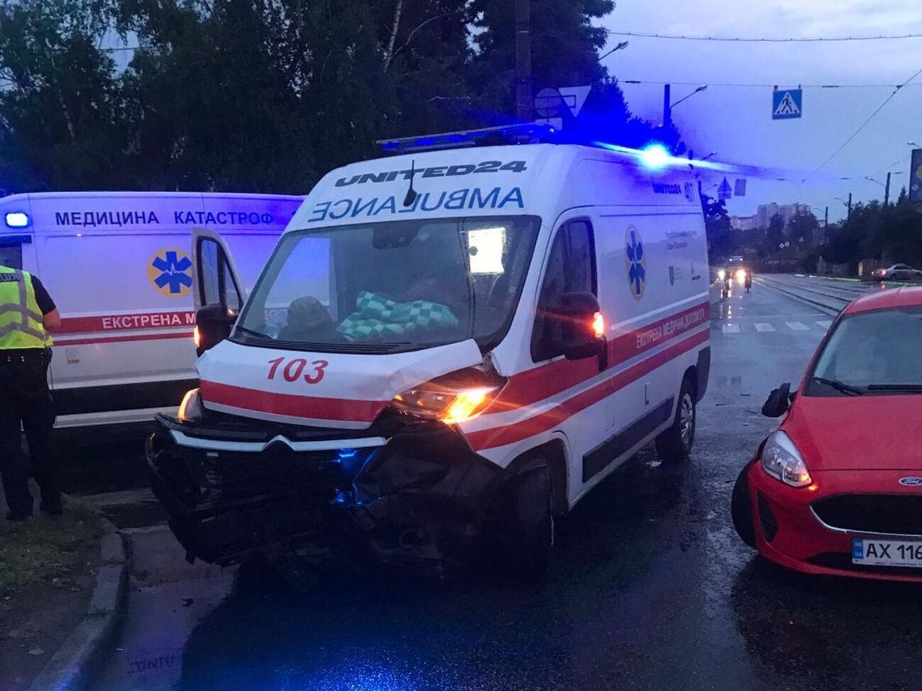 Врач и фельдшер получили ушибы, раненый в ДТП не пострадал