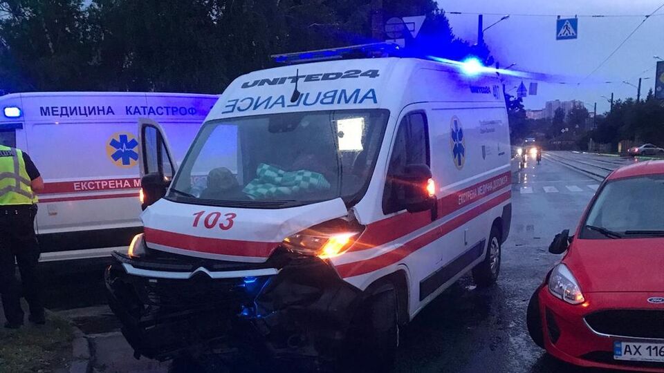 Врач и фельдшер получили ушибы, раненый в ДТП не пострадал