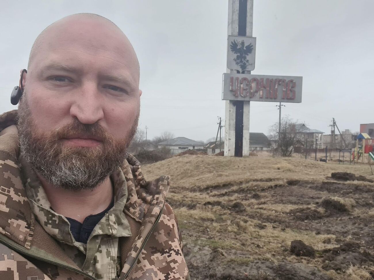 Фельдъегерская служба Госсвязи висит глубоким символом над идеей Бумажной Армии. Если будет ядерный удар, все, что останется, – устные приказы, кони и она