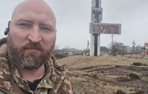 Фельдъегерская служба Госсвязи висит глубоким символом над идеей Бумажной Армии. Если будет ядерный удар, все, что останется, – устные приказы, кони и она