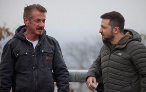 В ноябре 2022 года во время своего очередного приезда Пенн вручил Зеленскому свой "Оскар" как символ веры в победу над российскими оккупантами