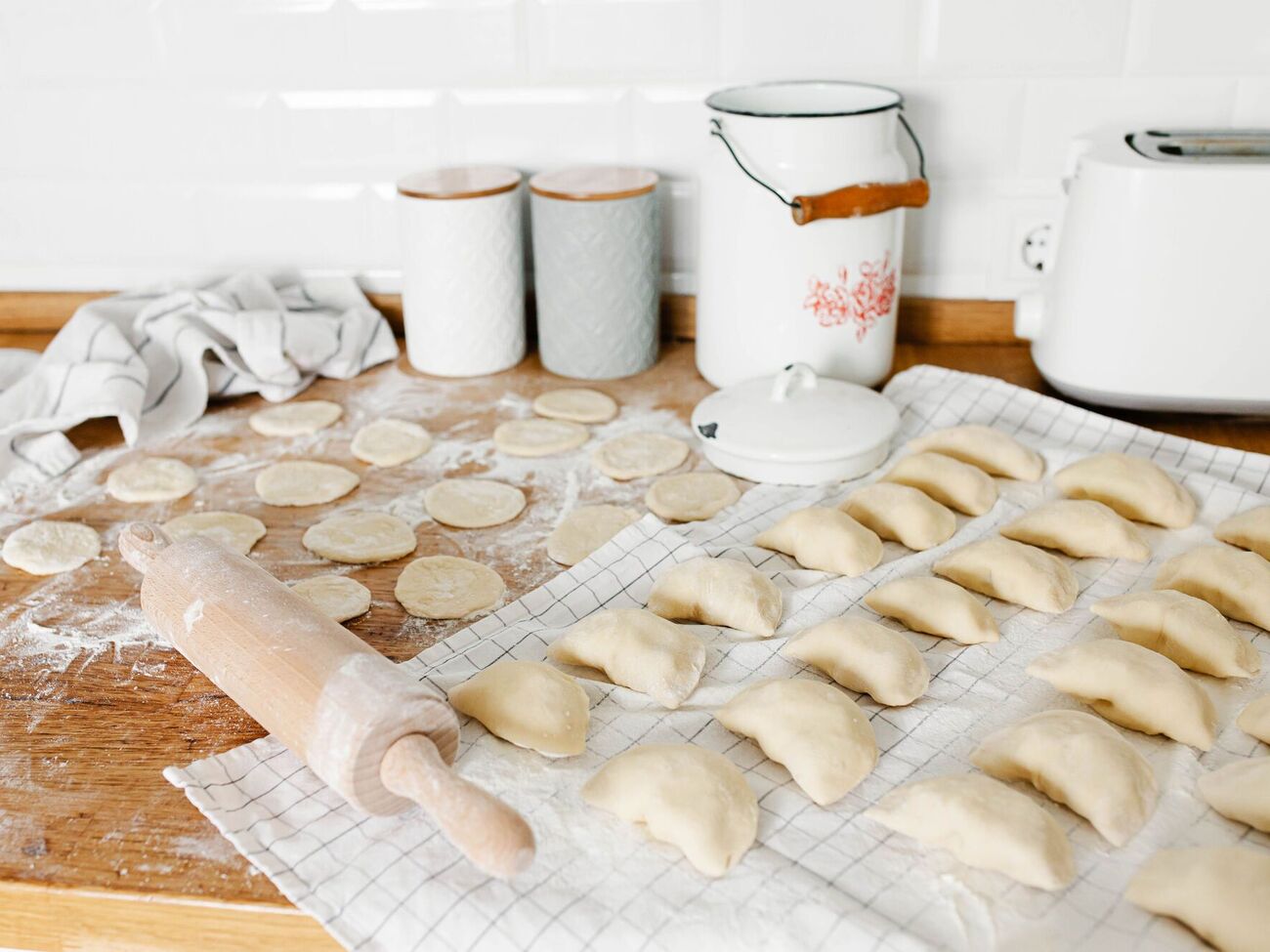 Перед формированием вареников оставьте тесто на 30 минут