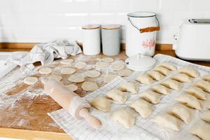 Перед формированием вареников оставьте тесто на 30 минут