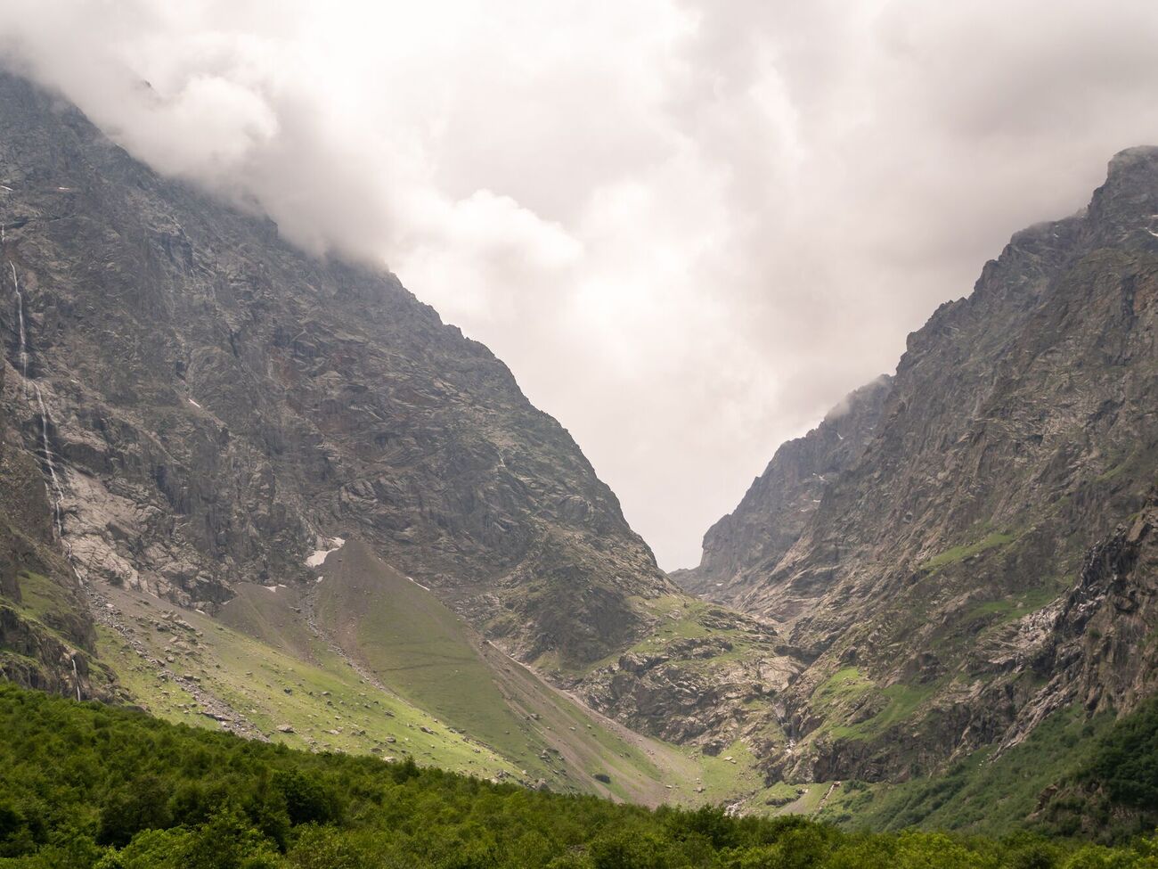 РосСМИ пишут, что самолет упал в безлюдной горной местности