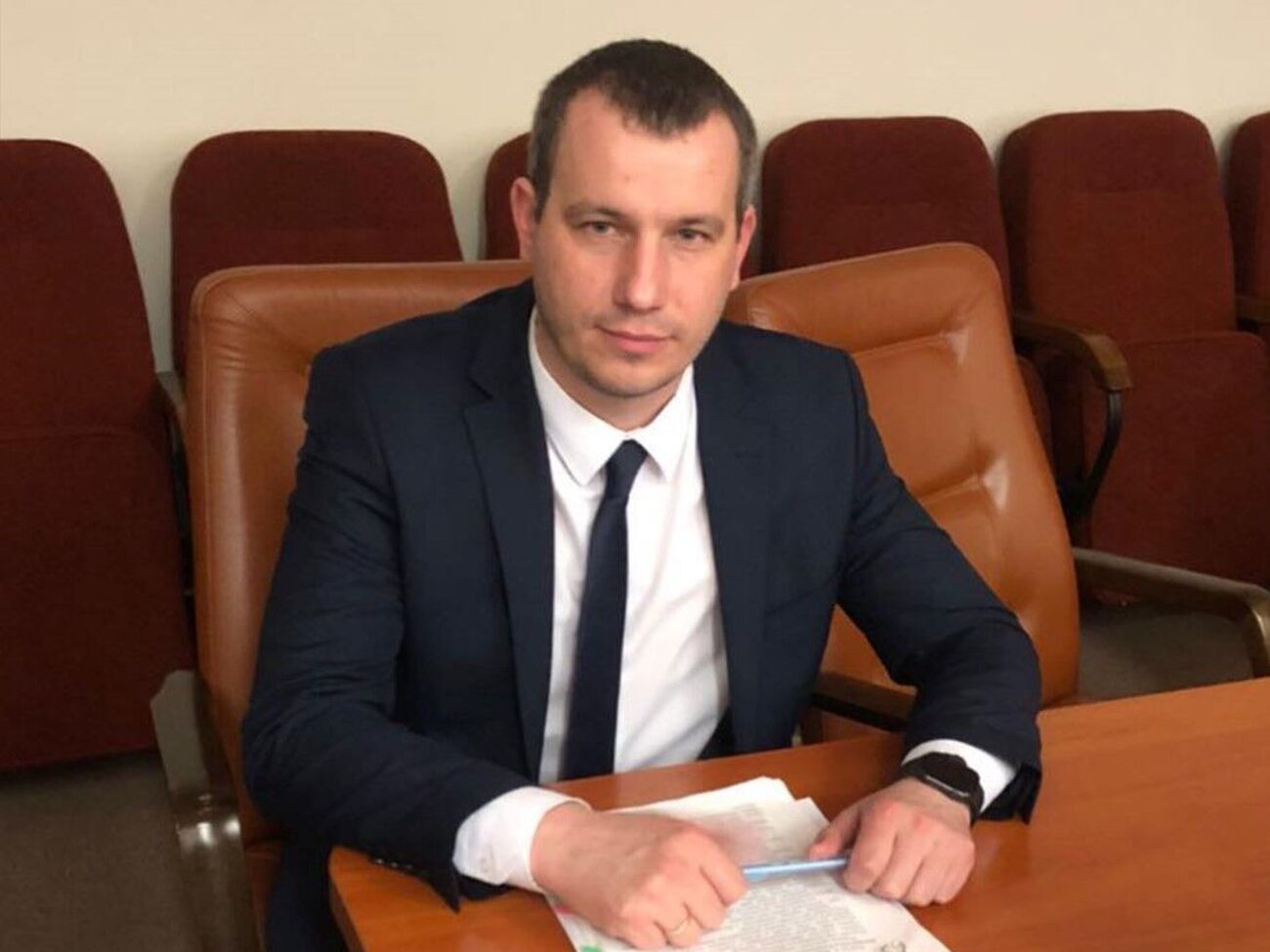 Неизвестный совершил четыре выстрела в пострадавшего возле подъезда многоэтажки
