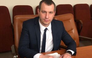 Неизвестный совершил четыре выстрела в пострадавшего возле подъезда многоэтажки