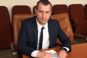Невідомий здійснив чотири постріли в потерпілого біля підʼїзду багатоповерхівки