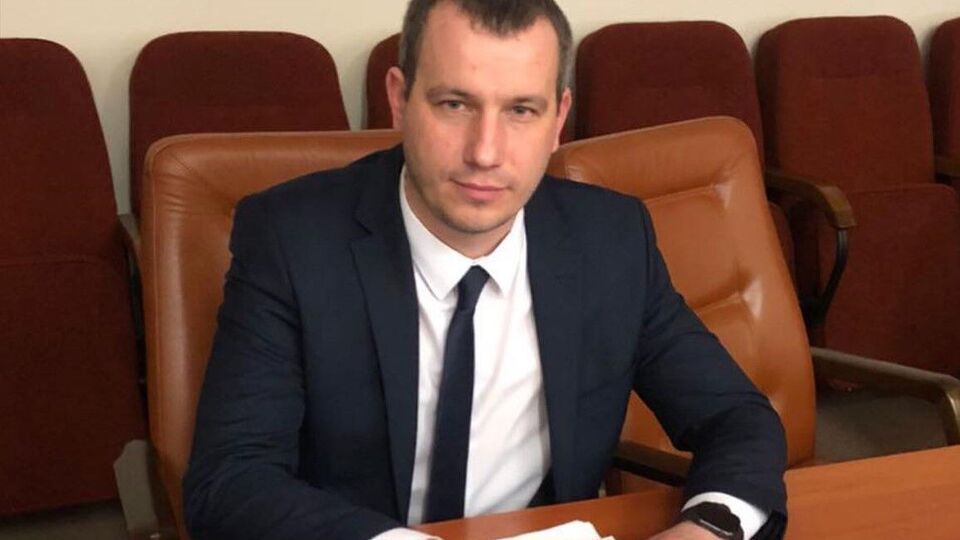 Невідомий здійснив чотири постріли в потерпілого біля підʼїзду багатоповерхівки
