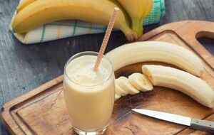 Для приготовления коктейля понадобятся молоко, мороженое и банан