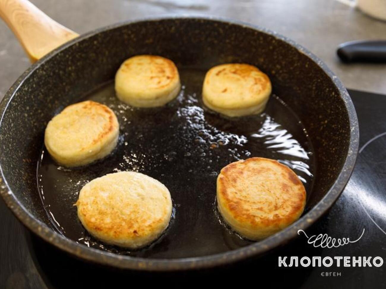 При жарке сырников важно добавлять достаточное количество масла