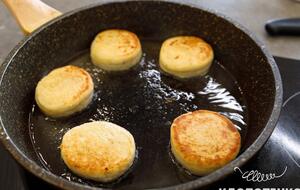 При жарке сырников важно добавлять достаточное количество масла