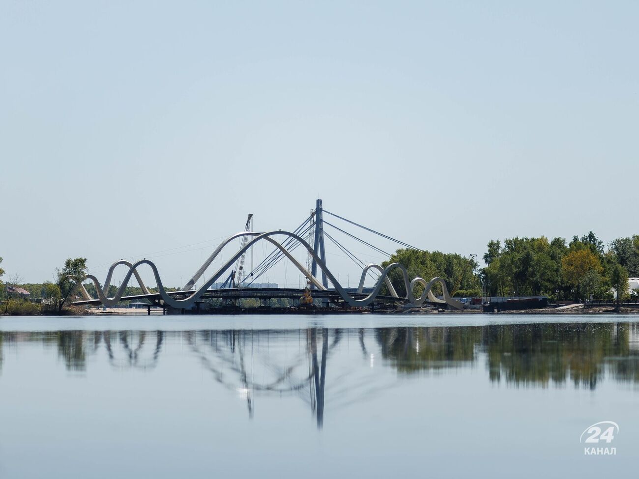 24 мая в Киеве открыли новый пешеходно-велосипедный мост через южный пролив между Днепром и заливом Оболонь