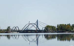 24 мая в Киеве открыли новый пешеходно-велосипедный мост через южный пролив между Днепром и заливом Оболонь