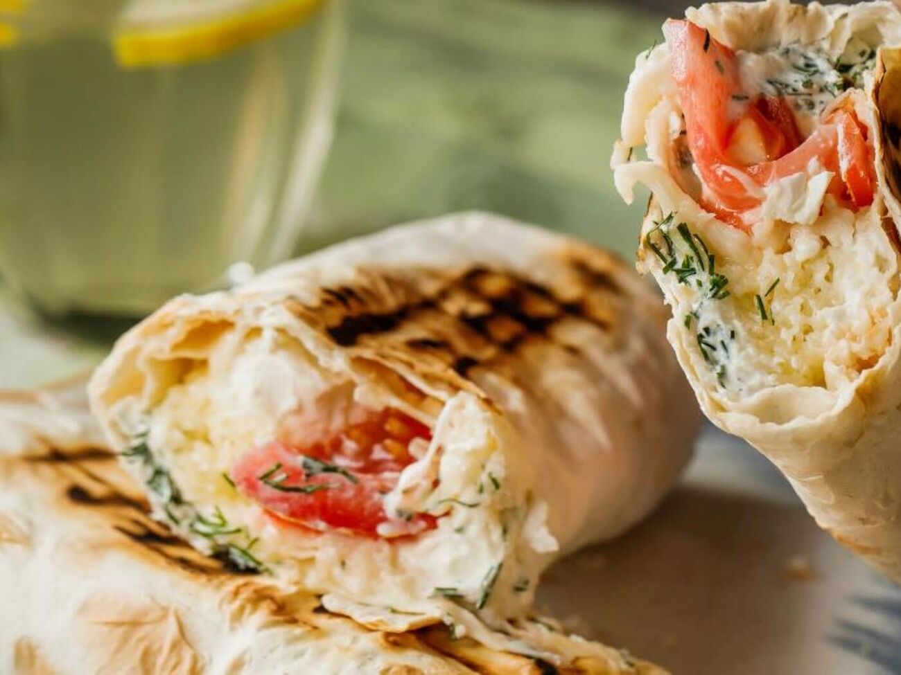 Для начинки понадобятся помидоры, фета и твердый сыр