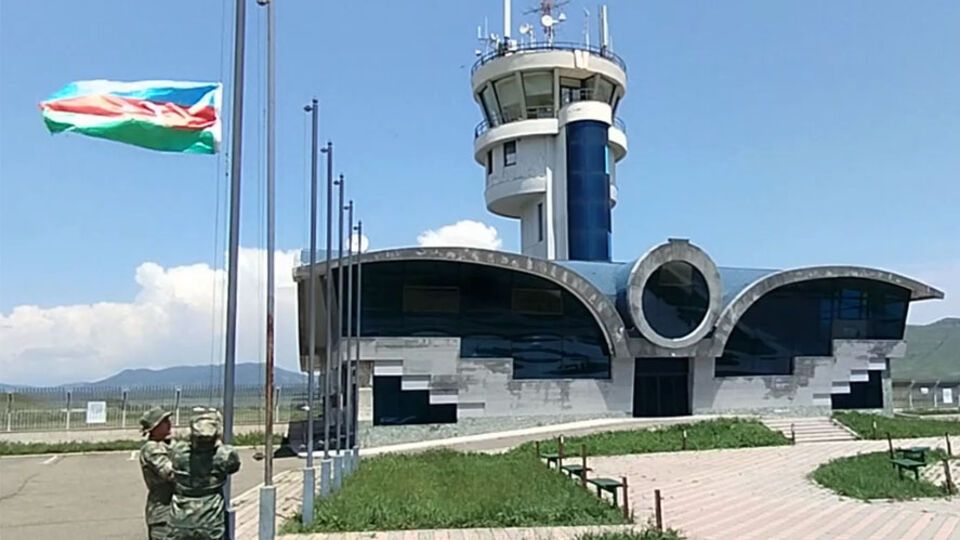 На бывшем месте дислокации россиян подняли азербайджанский флаг