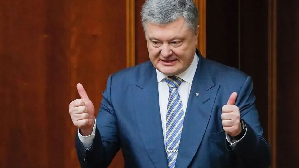 Політолог підкреслив, що Порошенко озвучує ті самі тези, що й Пєсков, але після нього