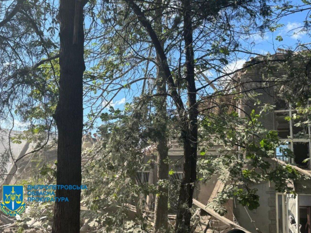 У Кривому Розі триває розбір завалів на місці російського удару, кількість жертв зросла