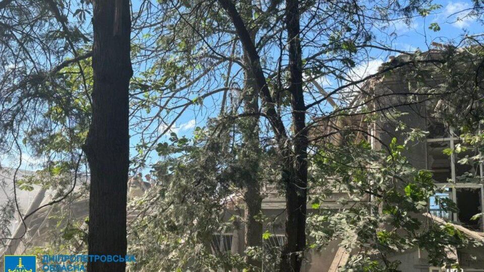 В Кривом Роге продолжается разбор завалов на месте российского удара, число жертв возросло
