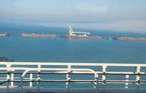 Окупанти захищають Кримський міст від атаки українських надводних безпілотників барикадами з барж