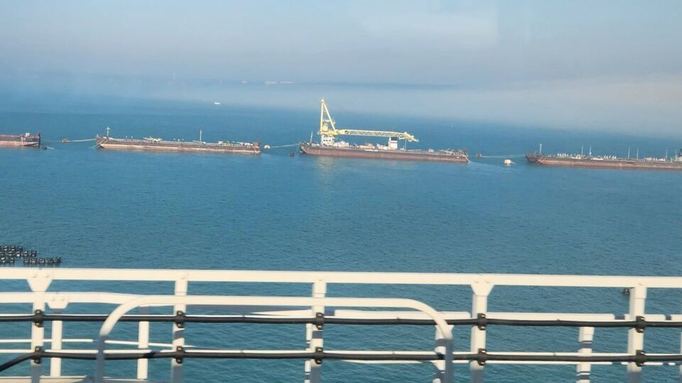 Окупанти захищають Кримський міст від атаки українських надводних безпілотників барикадами з барж