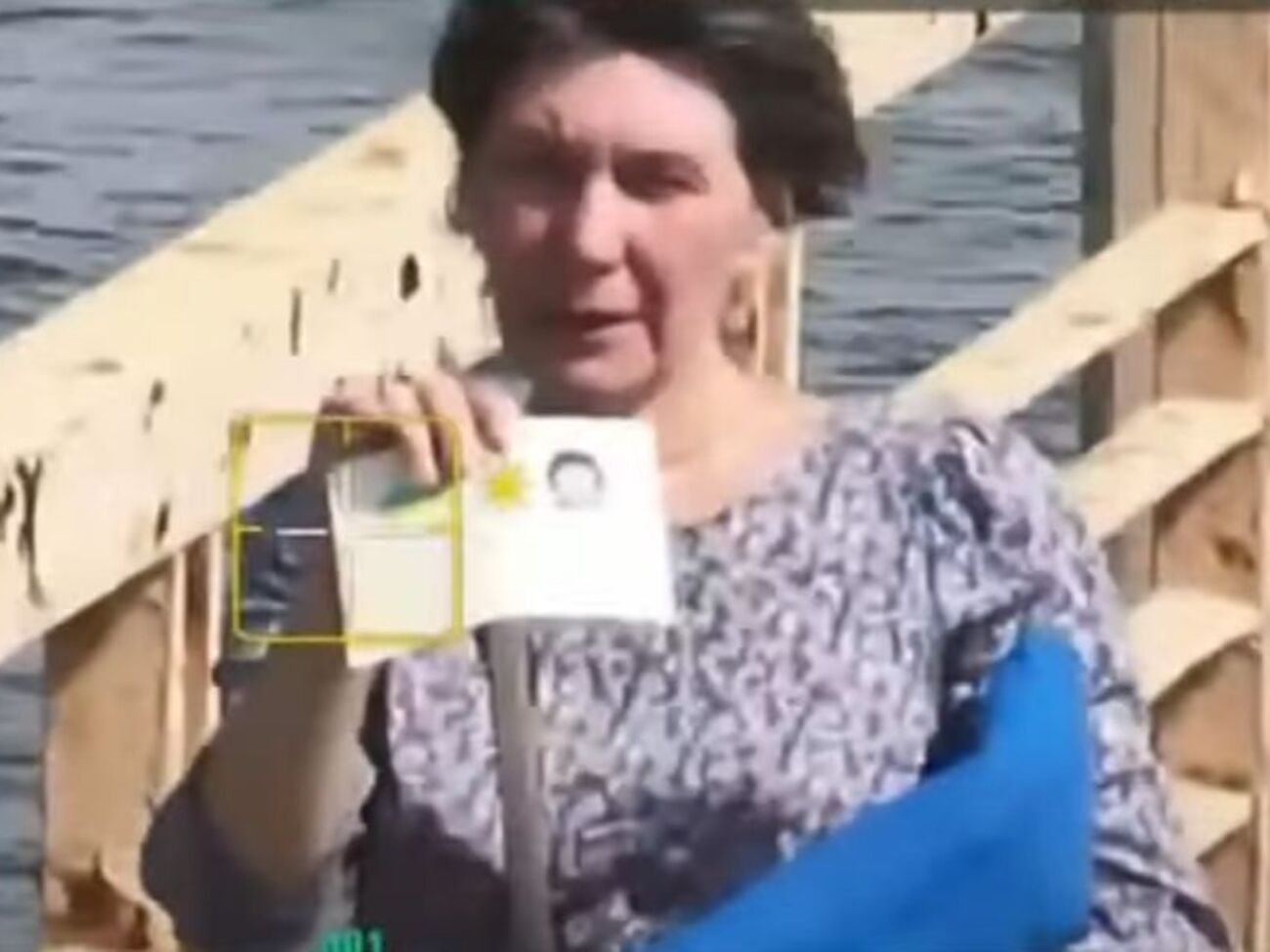 Женщина показала дрону украинский паспорт
