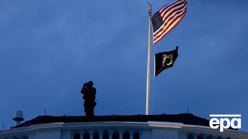 Россия пытается повлиять на выборы президента США, заявили в разведке
