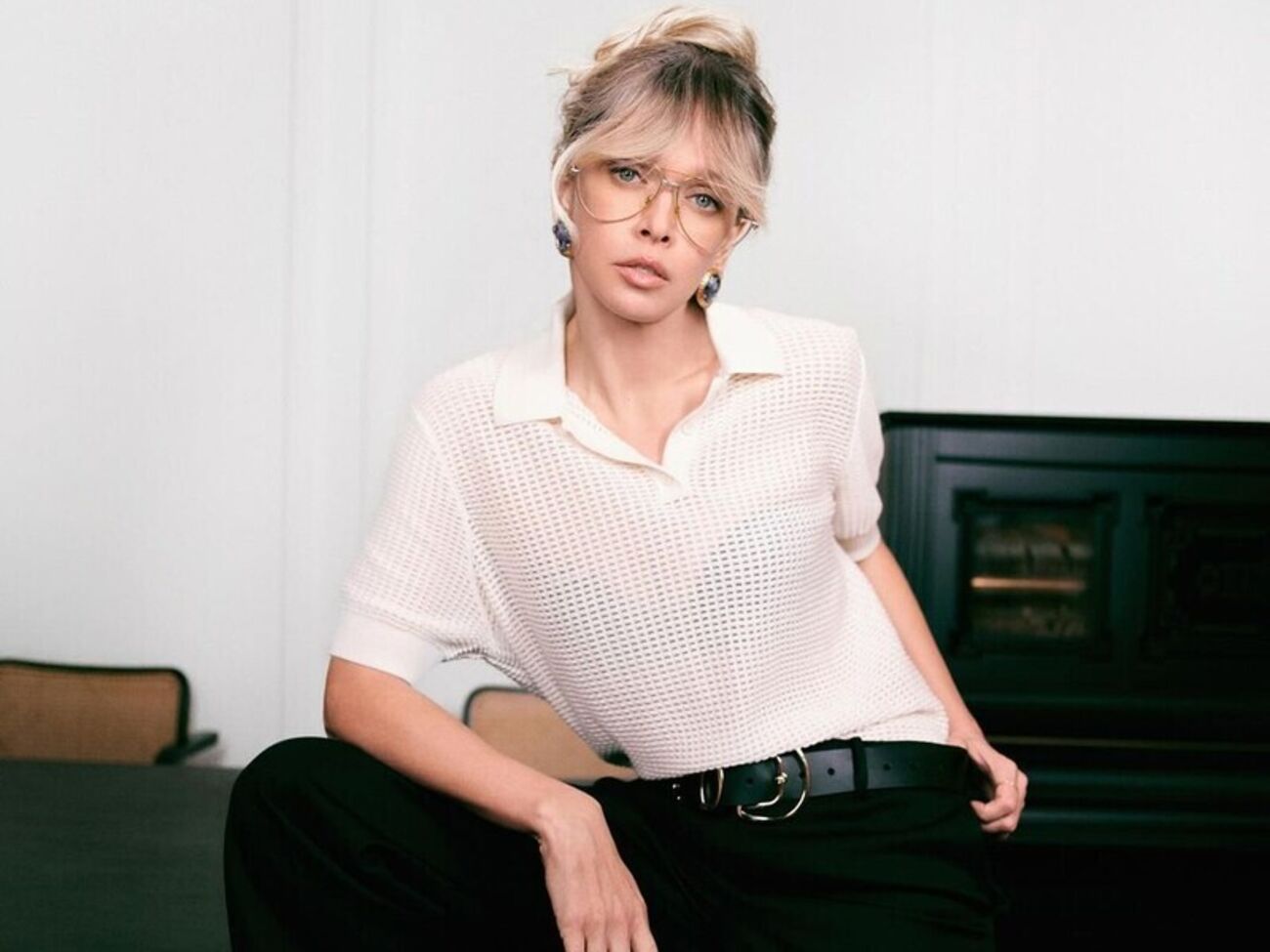 Брежнєва позувала в сорочці й штанах