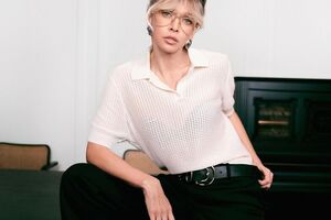 Брежнєва позувала в сорочці й штанах