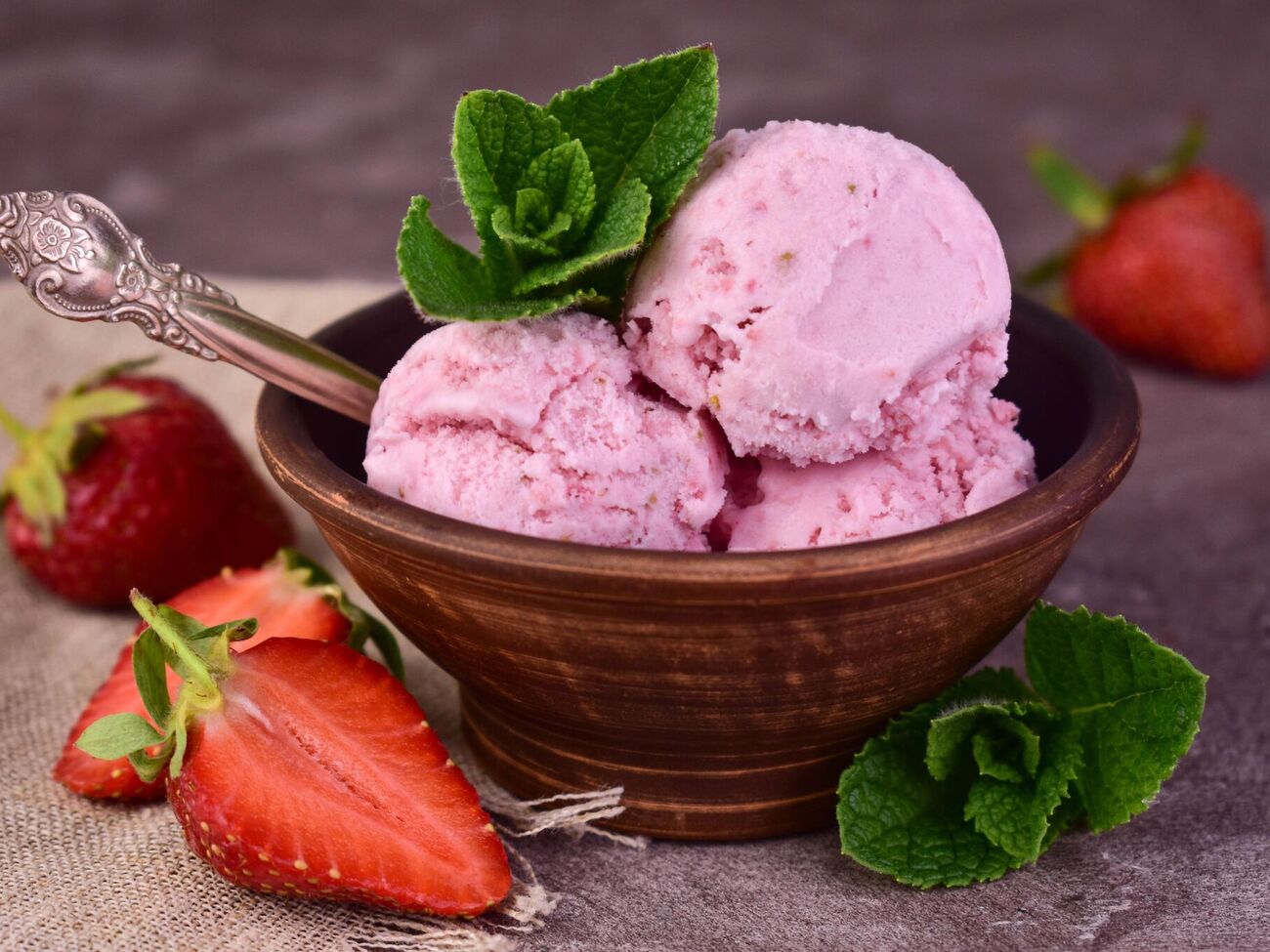 Мороженое должно постоять в холодильнике 3–4 часа