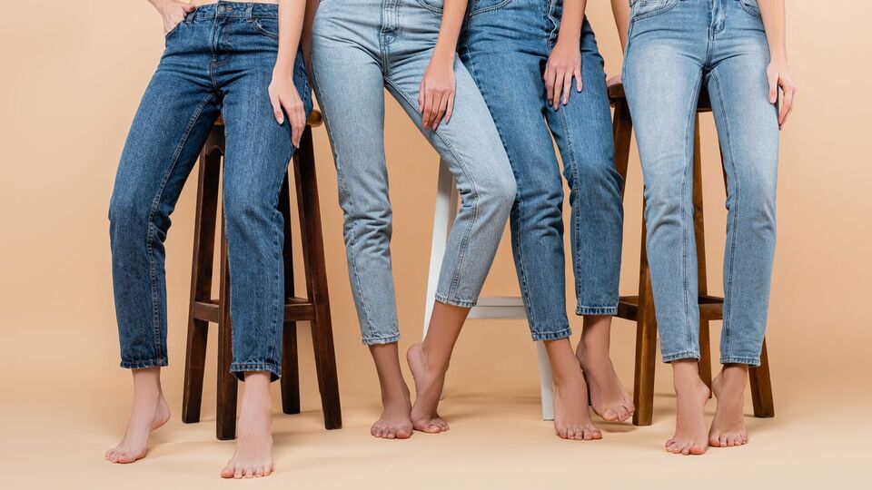 Стилист посоветовала заменить слишком рваные джинсы фасонами с минимальными повреждениями