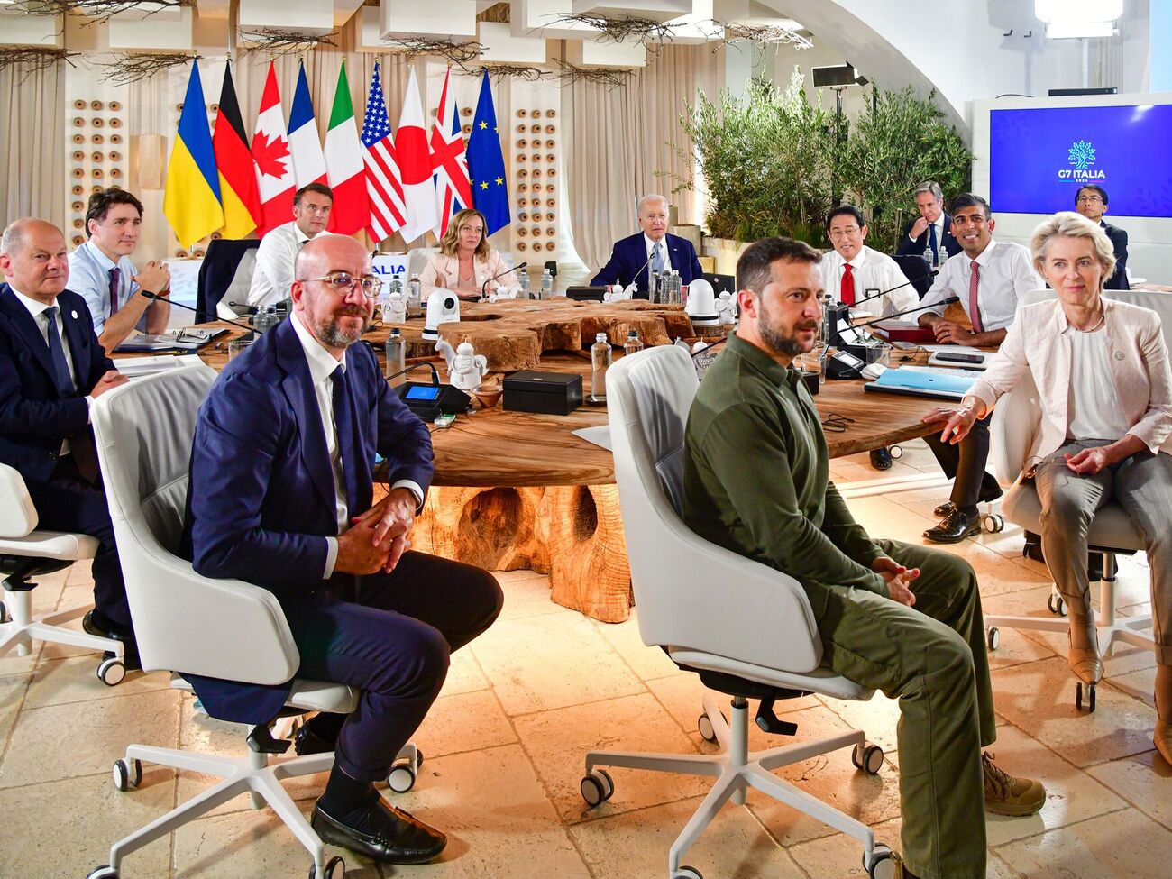 Зеленский принимает участие в саммите "Большой семерки"