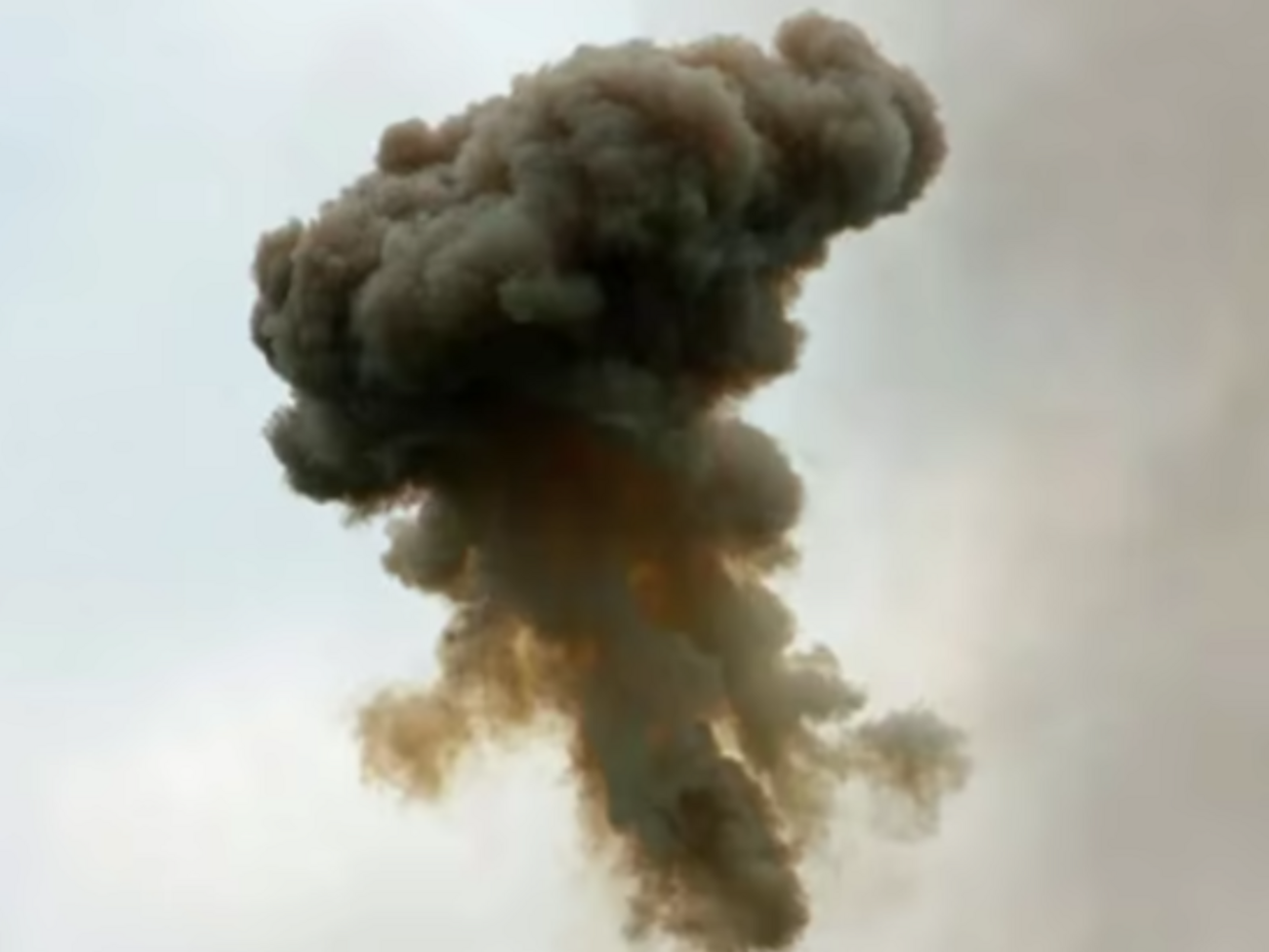 В Новомосковске днем 12 июня раздался взрыв, из последствий известно о двух пострадавших детях и пожаре