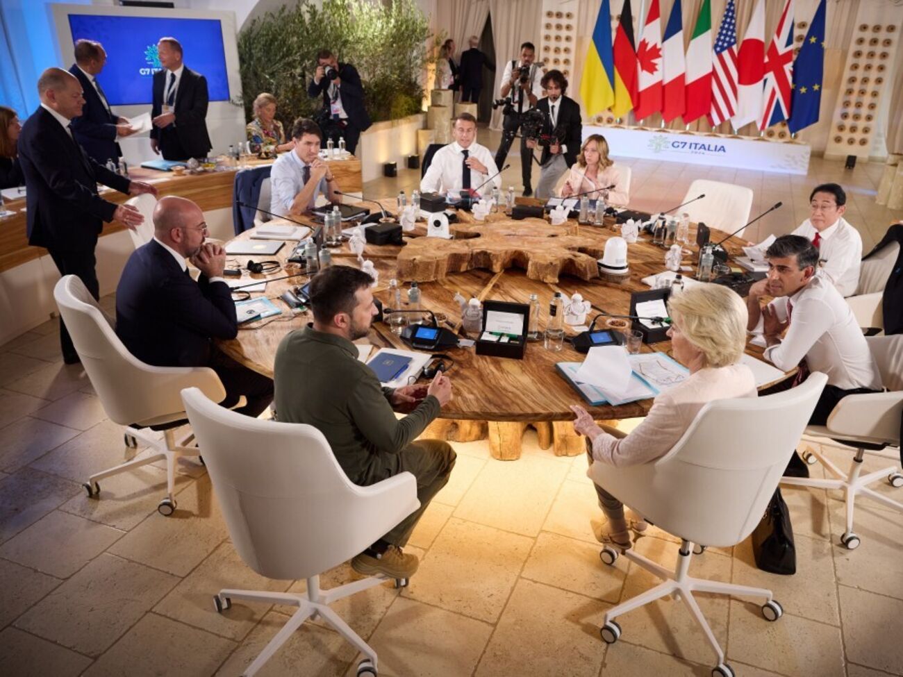 Зеленский призвал лидеров G7 создать "рабочий механизм" конфискации замороженных активов РФ на $300 млрд