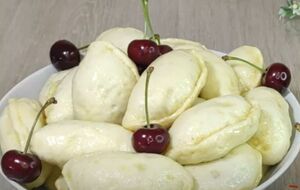 Кефир нужно брать с высоким процентом жирности, это влияет на вкус вареников