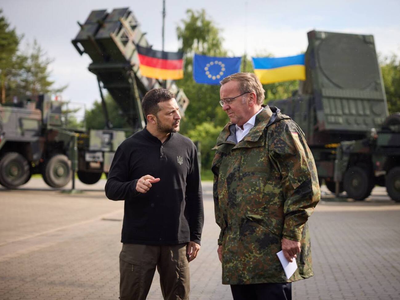 Писториус показал Зеленскому ЗРК Patriot на базе в Германии, но отдаст не все