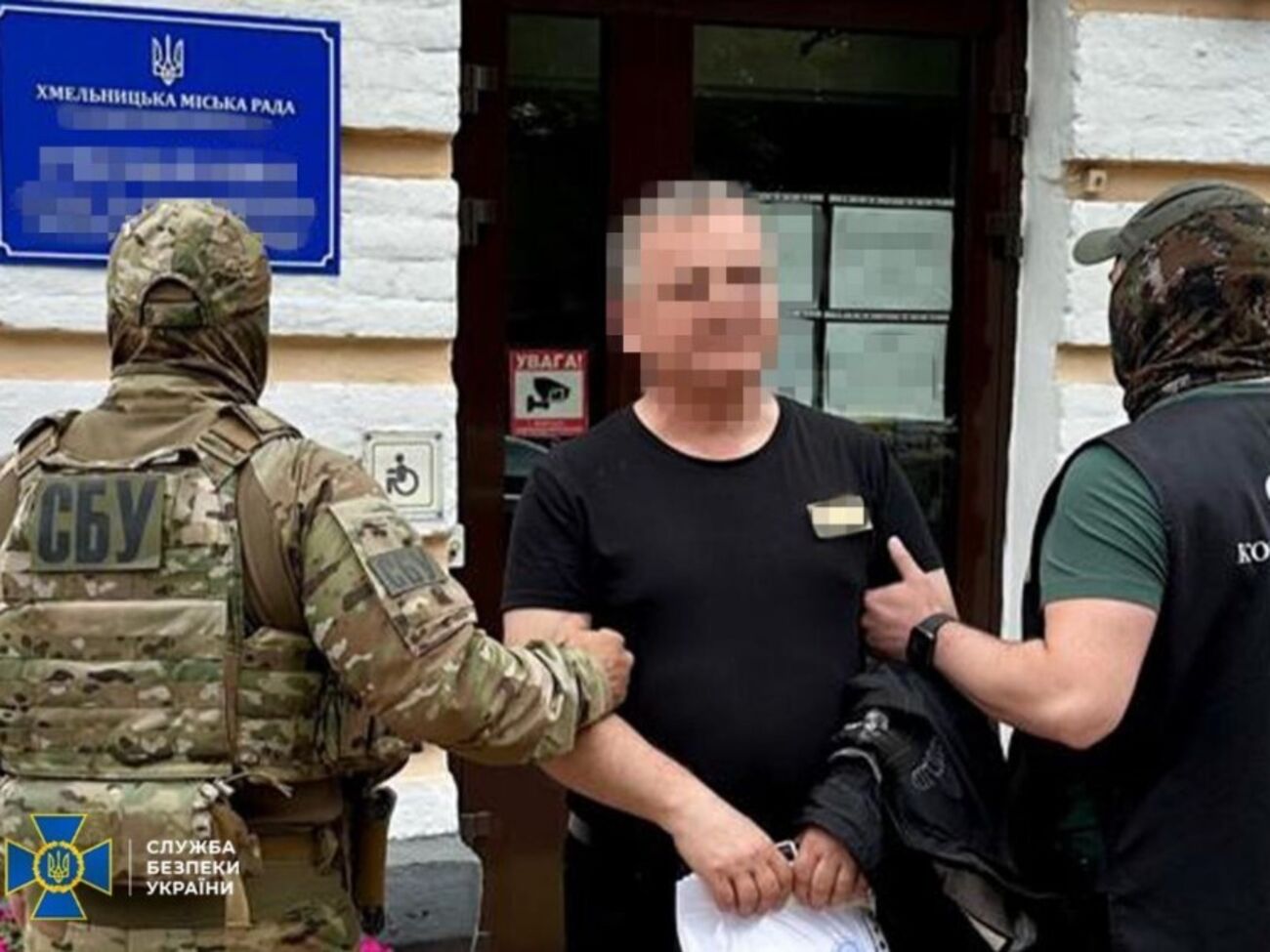 За даними СБУ, чиновник збирав інформацію про СБУ і Сили спеціальних операцій ЗСУ, а також адреси виробництв українських безпілотників