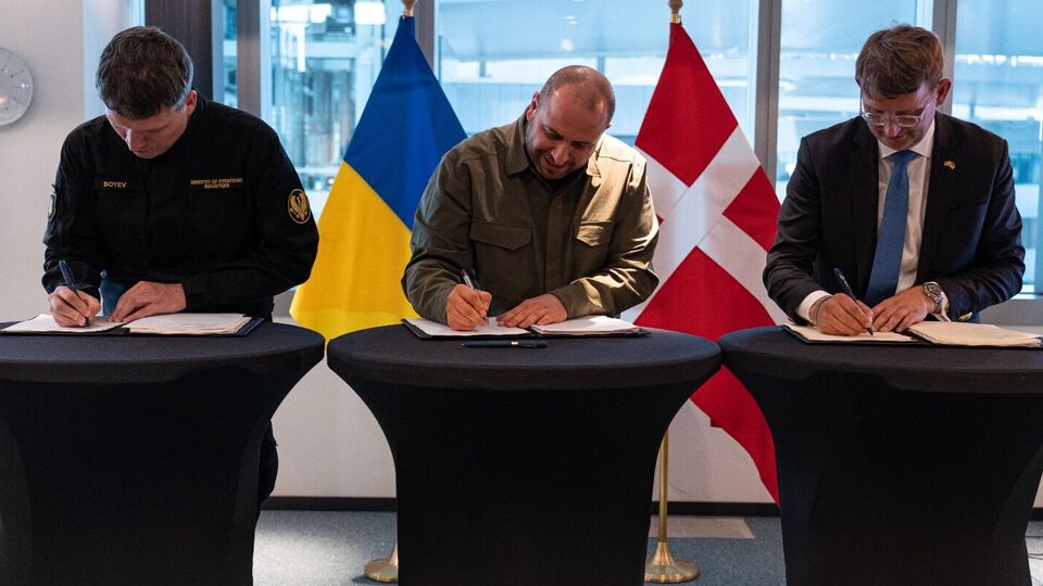 Меморандум подписали заместитель министра по стратегическим отраслям Украины Сергей Боев, министр обороны Украины Рустем Умеров и министр обороны Дании Троэльс Лунд Поульсен