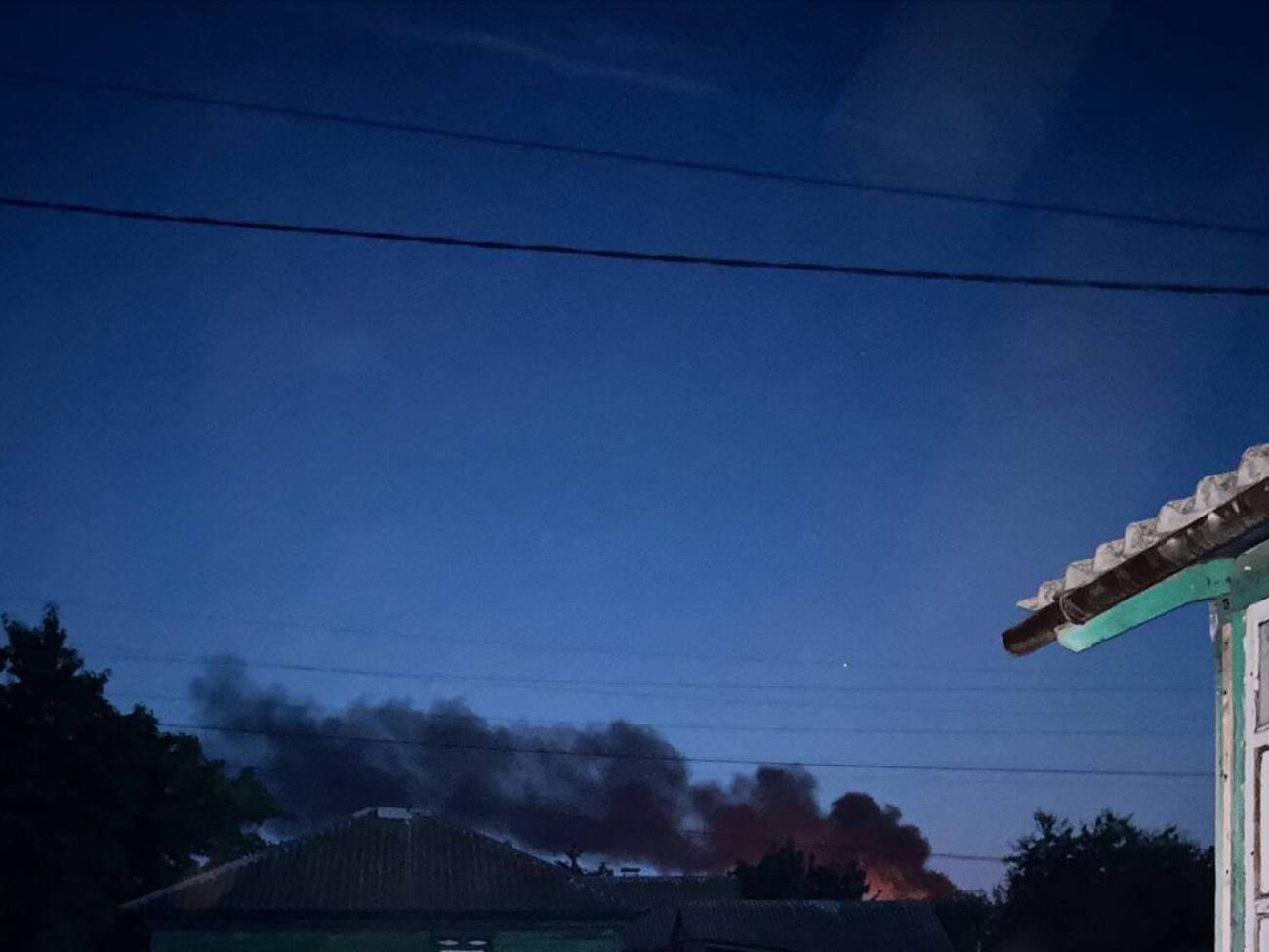 В районе Морозовска после атаки дронами возник пожар