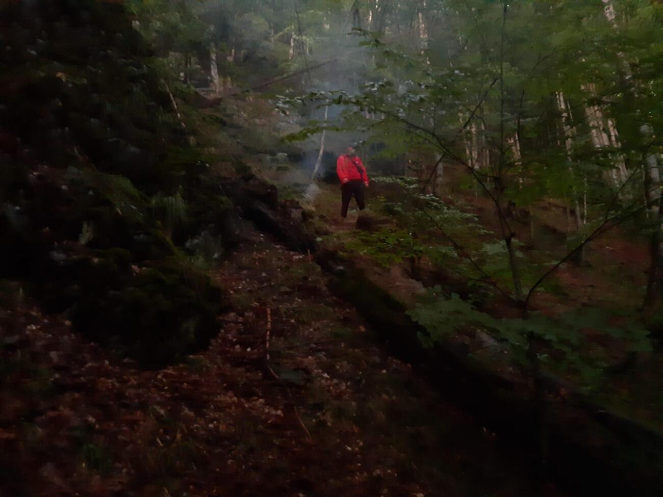 Після 15-годинного блукання чоловік піднявся на скелю, з якої впав, скотившись зі щонайменше 12-метрової висоти