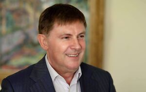 Мы в торговле таких договоров наподписывали, что произведенное сами себе продать можем. Каждый защищает свой рынок, нас никто не ждет