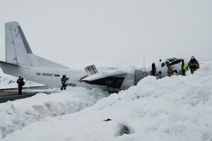На борту були п'ять членів екіпажу й 36 пасажирів, постраждало троє осіб