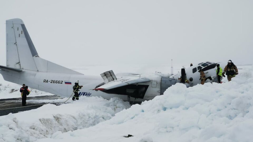 На борту були п'ять членів екіпажу й 36 пасажирів, постраждало троє осіб
