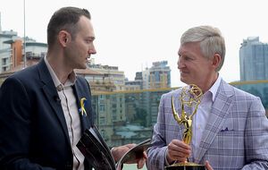 Режисер документального серіалу Football Must Go On Володимир Мула в Києві передав нагороду Sports Emmy Awards президенту ФК "Шахтар" Рінату Ахметову