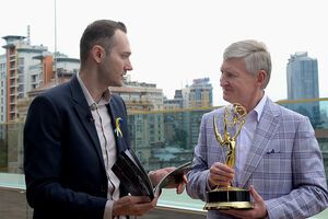 Режиссер документального сериала "Football Must Go On" Владимир Мула в Киеве передал награду Sports Emmy Awards президенту ФК "Шахтер" Ринату Ахметову