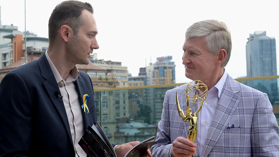 Режисер документального серіалу Football Must Go On Володимир Мула в Києві передав нагороду Sports Emmy Awards президенту ФК "Шахтар" Рінату Ахметову