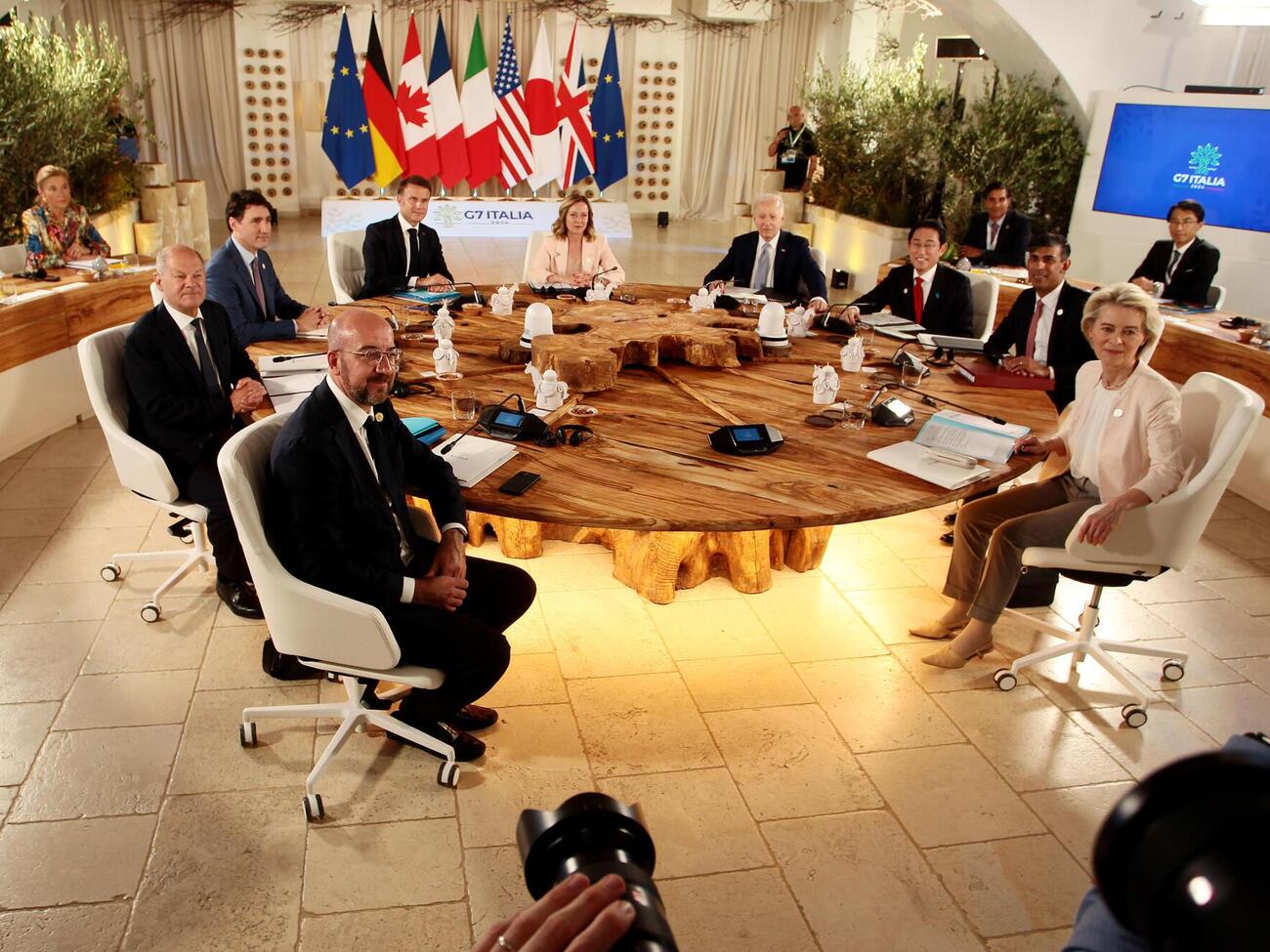 Россия должна прекратить незаконную агрессивную войну и заплатить за ущерб, который она причинила Украине, заявили лидеры G7